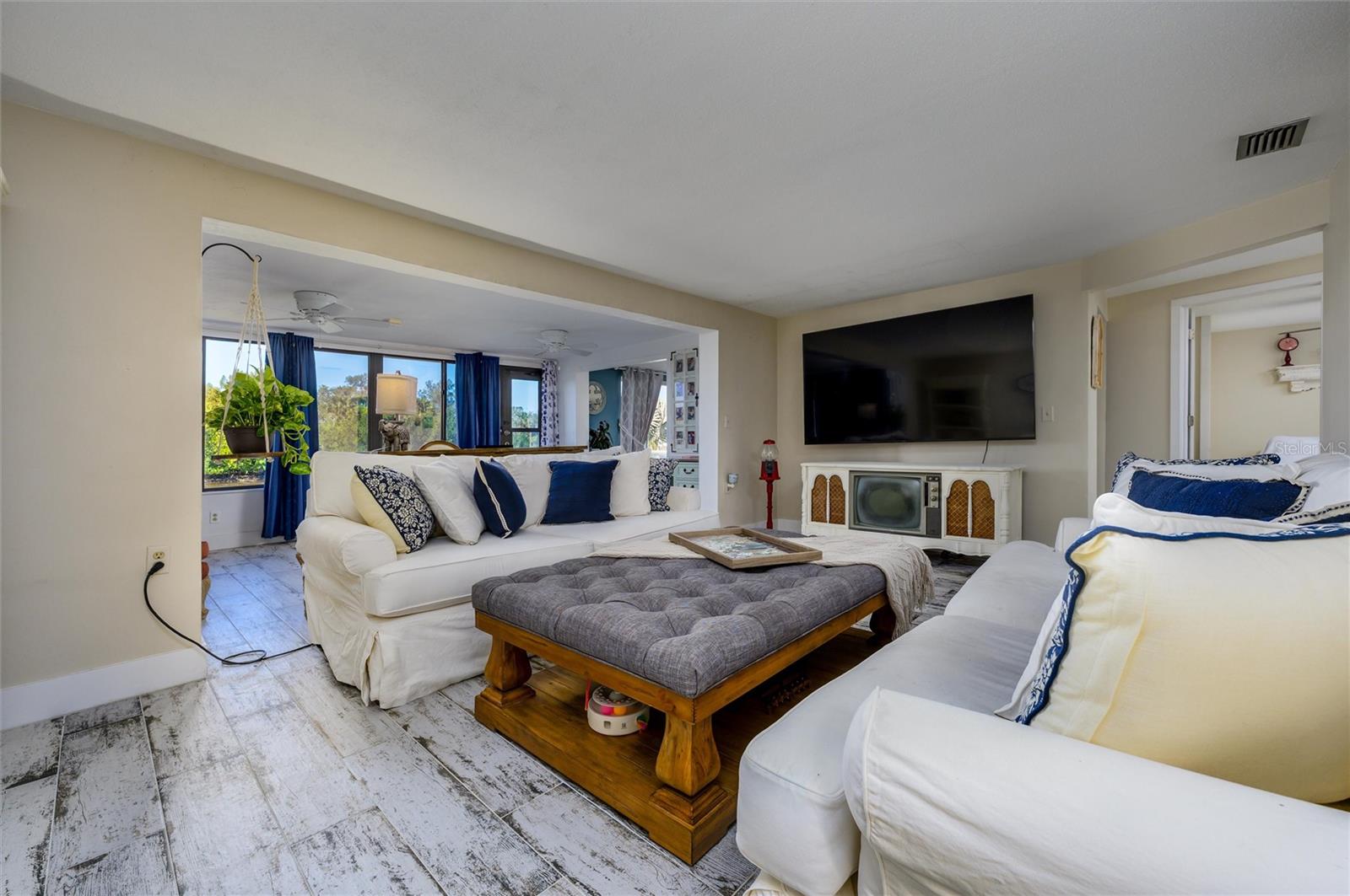 Image 15 of 39 For 1053 Grand Boulevard