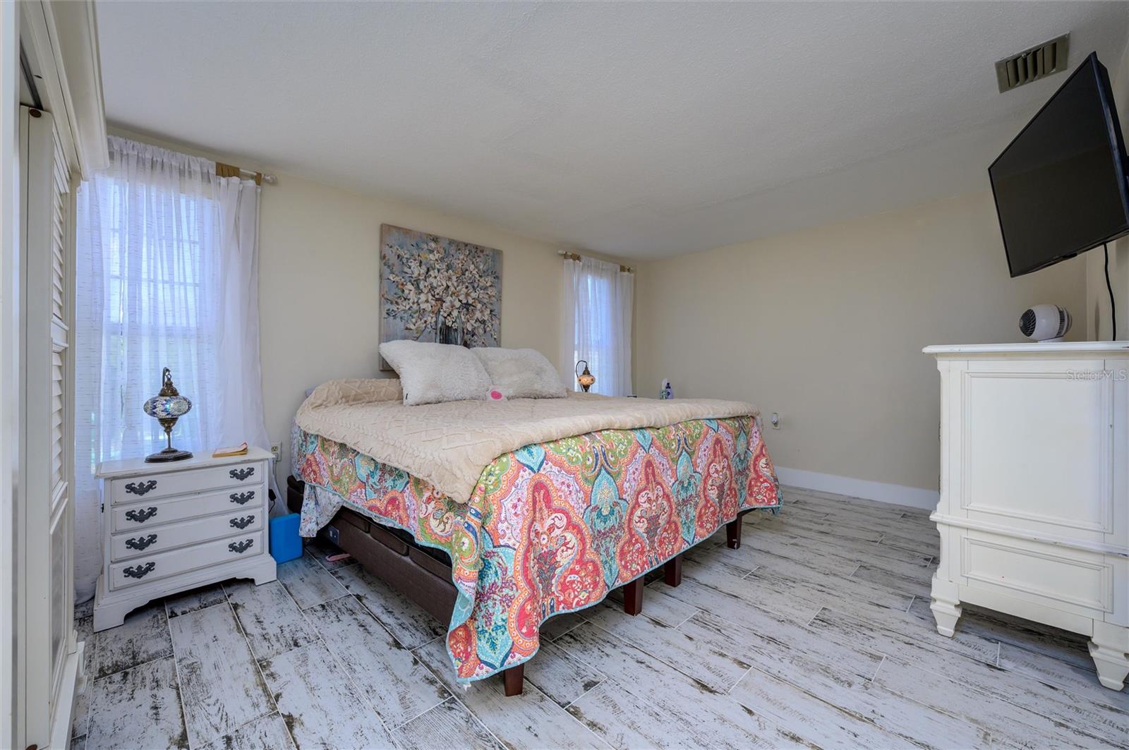 Image 21 of 39 For 1053 Grand Boulevard