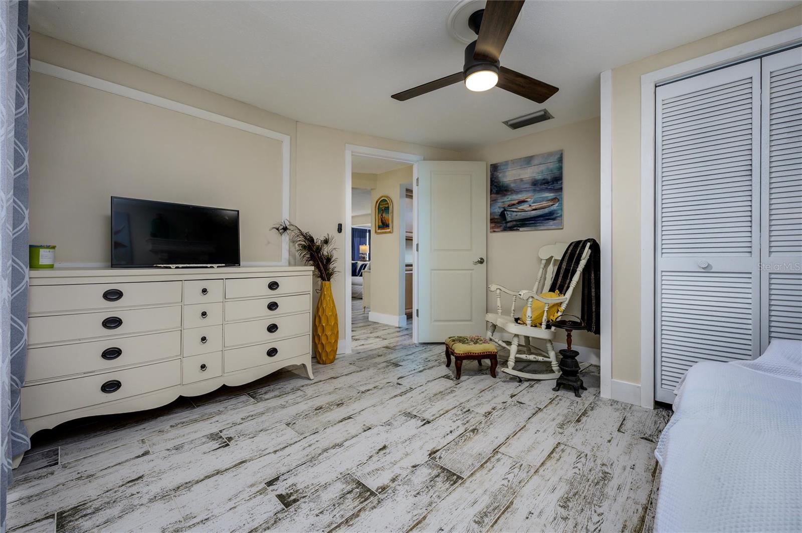 Image 24 of 39 For 1053 Grand Boulevard