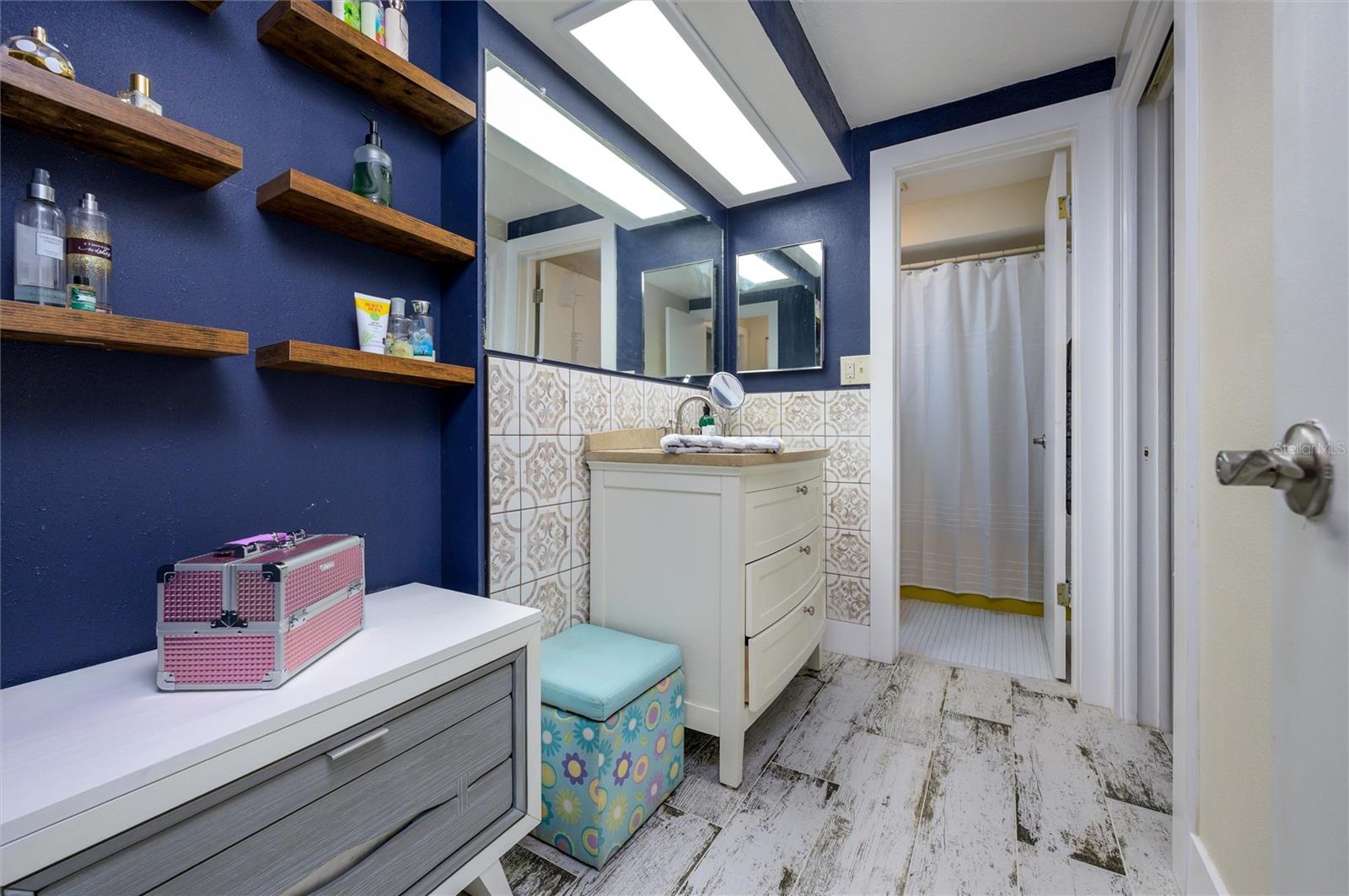 Image 25 of 39 For 1053 Grand Boulevard