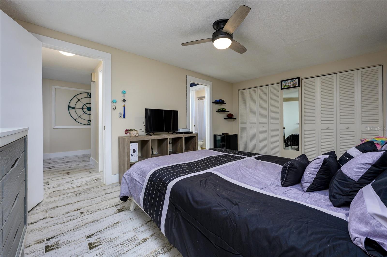 Image 27 of 39 For 1053 Grand Boulevard