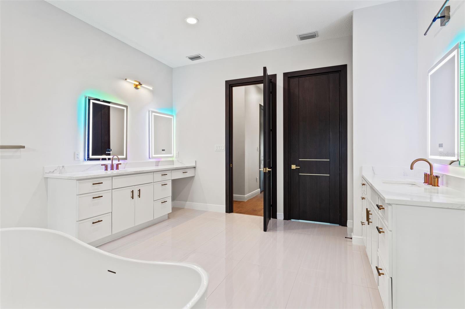 Image 40 of 93 For 10700 Pontofino Circle