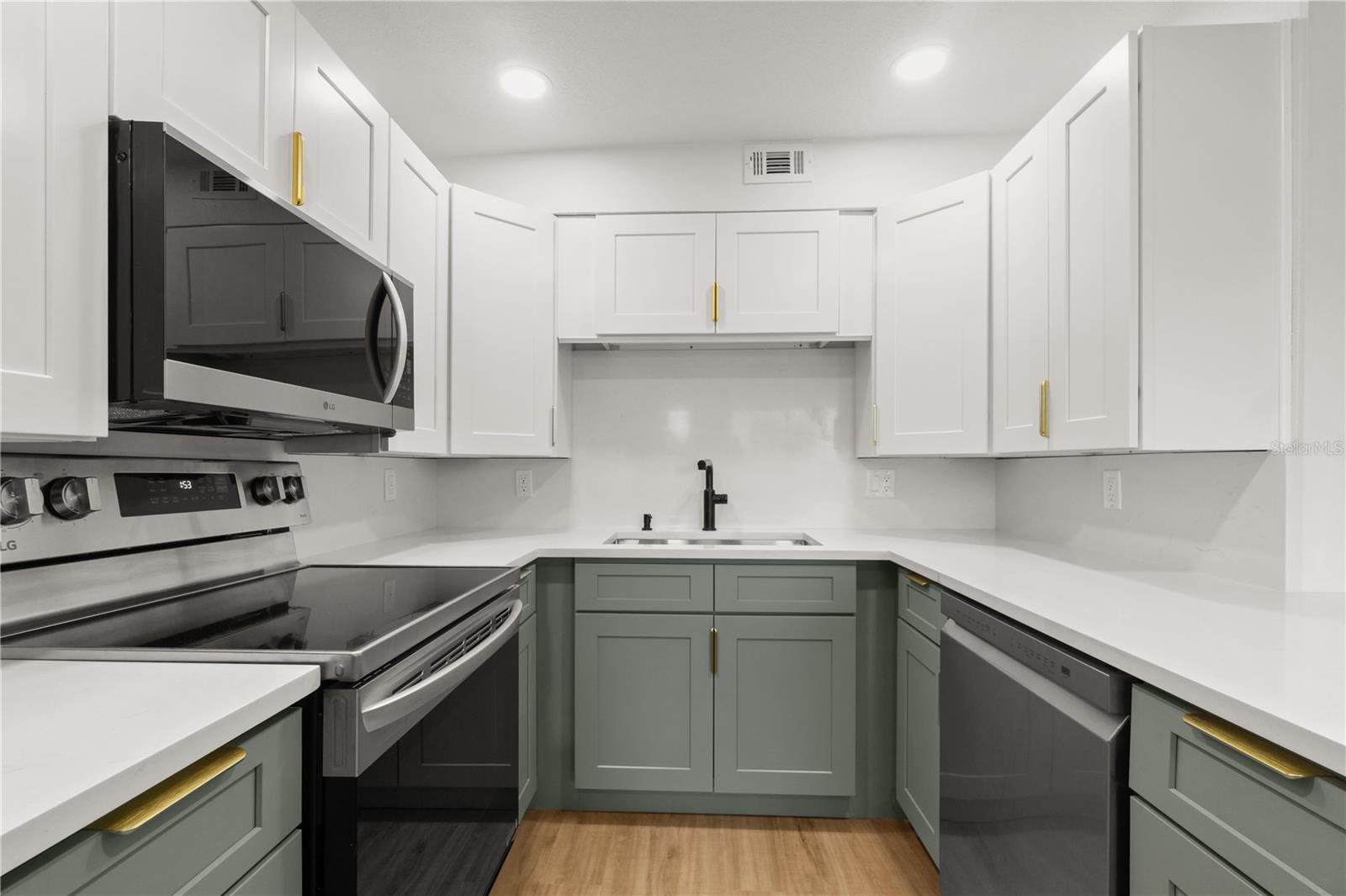 Image 21 of 25 For 3675 Gulf Boulevard 1