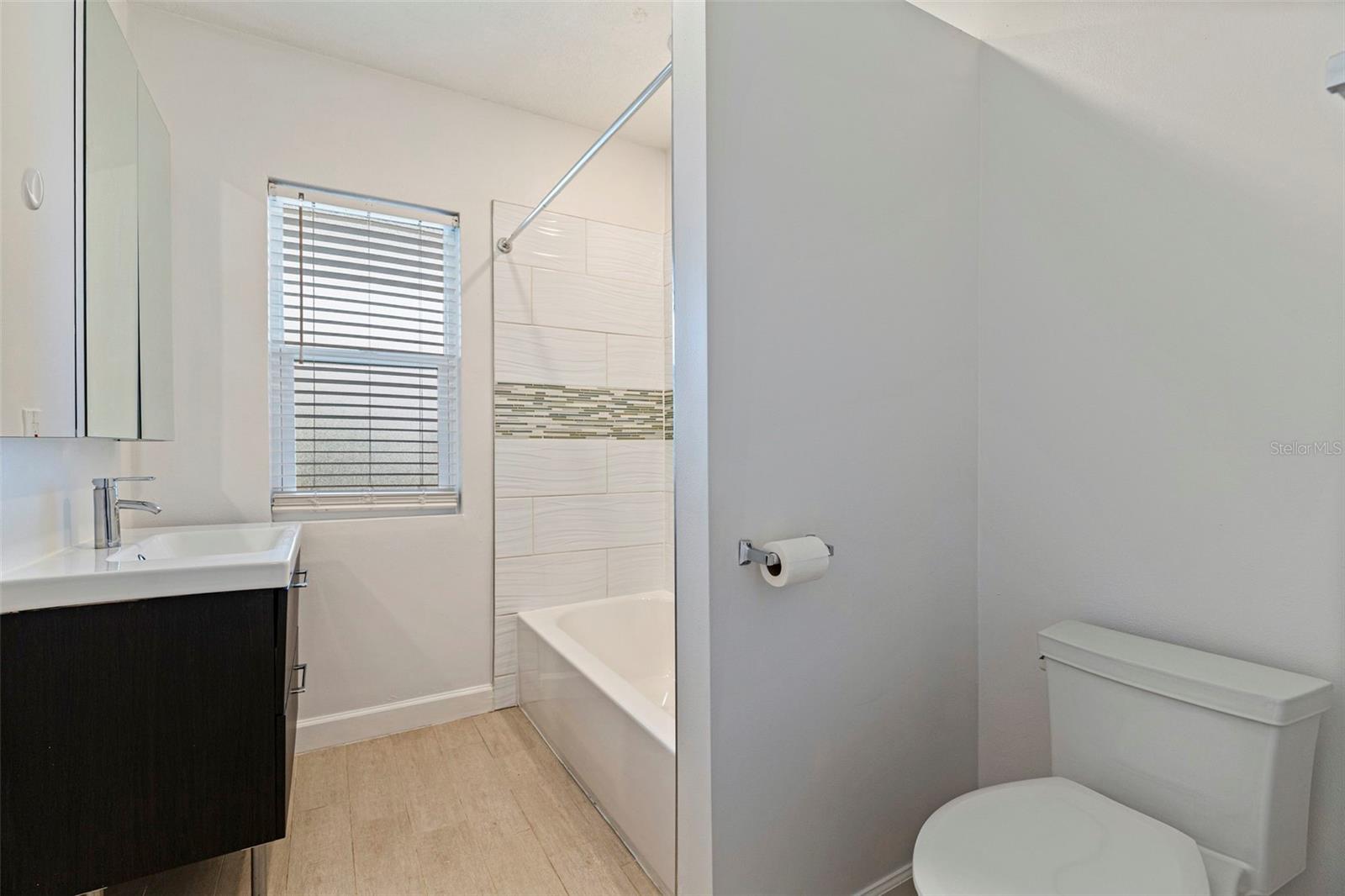 Image 12 of 23 For 410 12th Avenue Ne 10