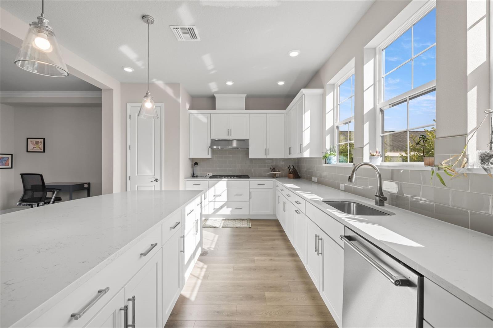 Image 11 of 35 For 2112 Azeele Street