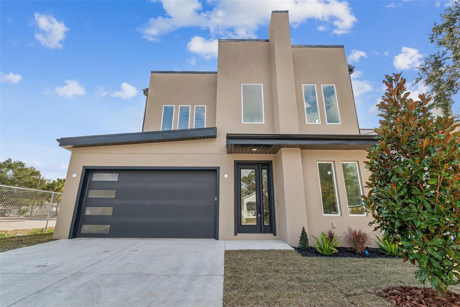 Listing photo id 98 for 1517 27th Avenue