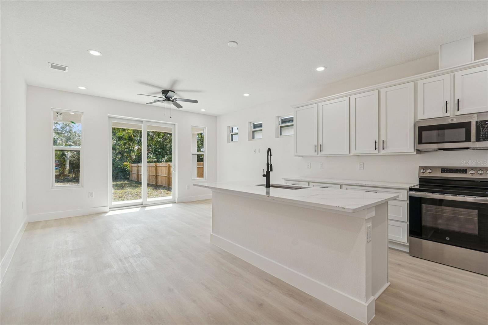 Listing photo id 10 for 1517 27th Avenue