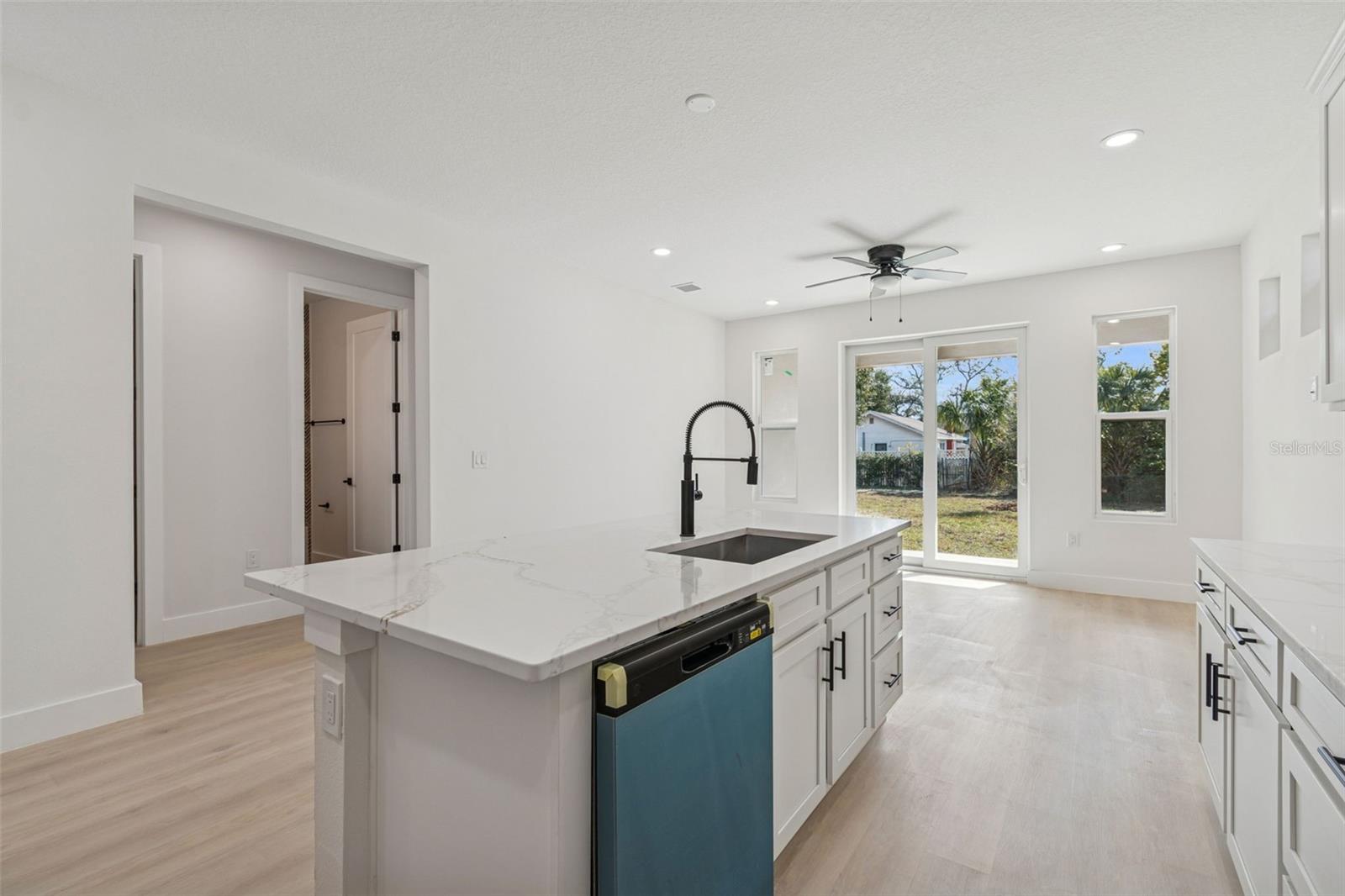 Listing photo id 11 for 1517 27th Avenue