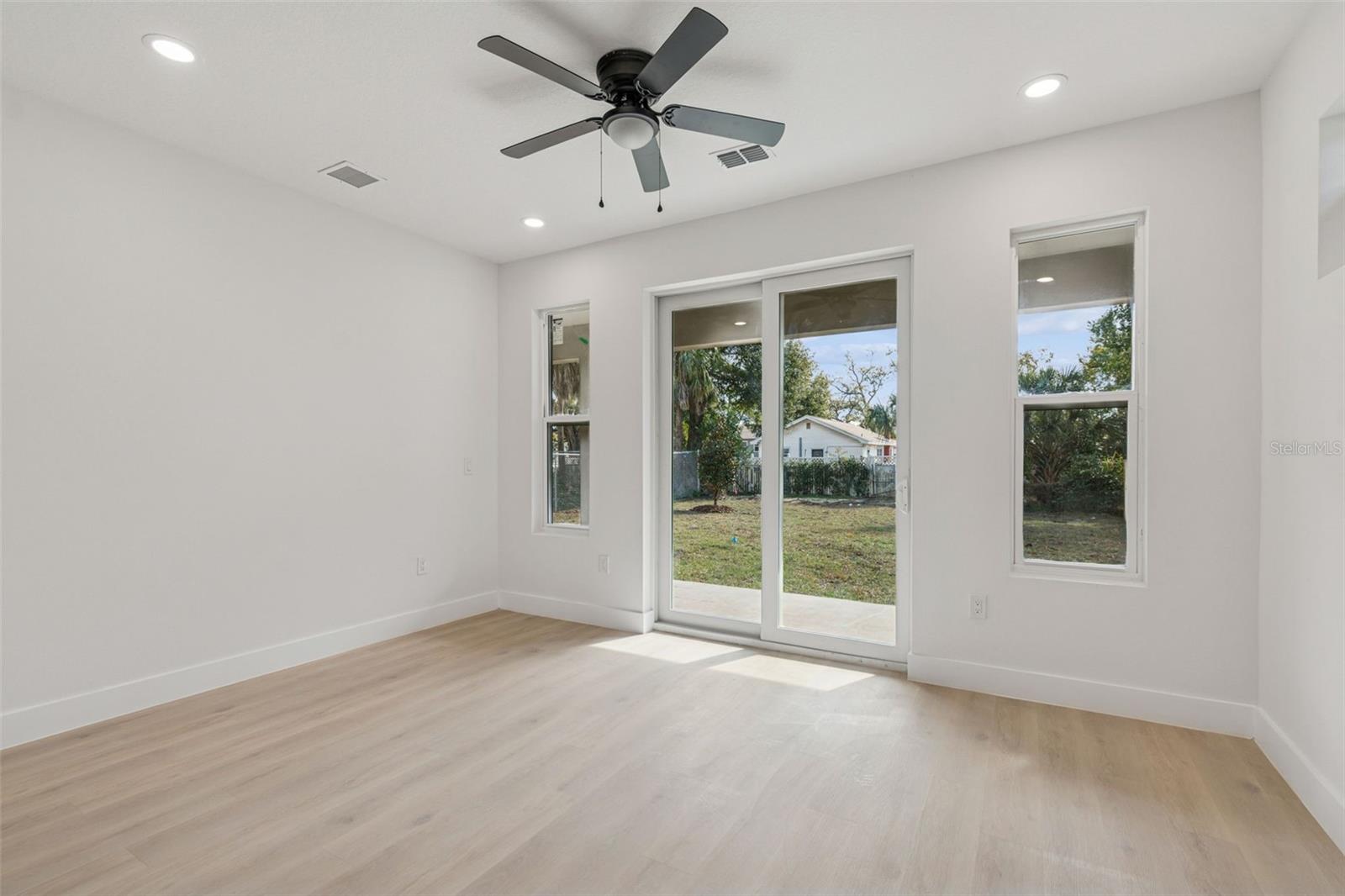 Listing photo id 18 for 1517 27th Avenue