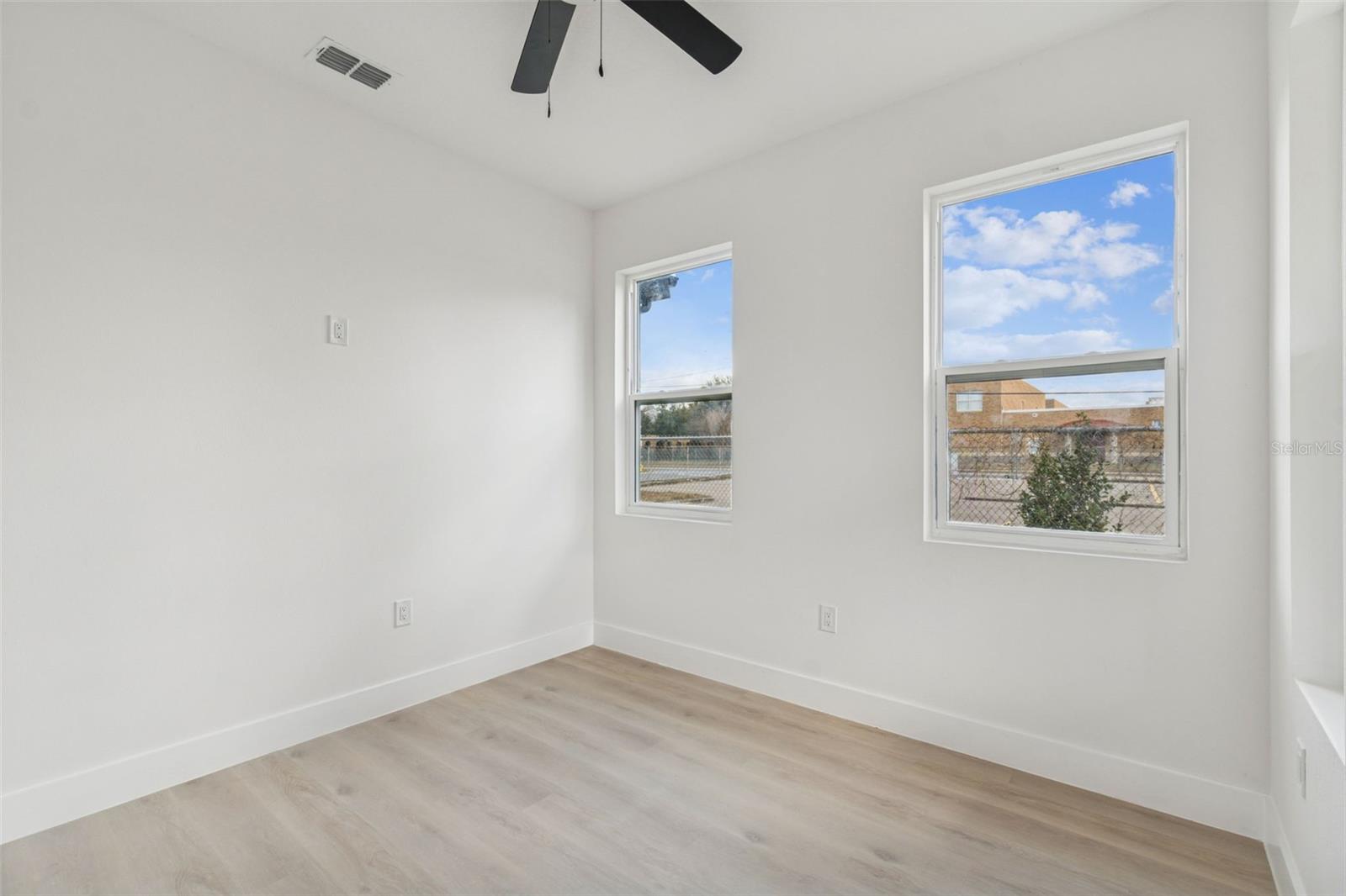 Listing photo id 33 for 1517 27th Avenue