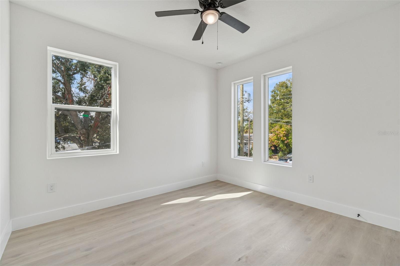 Listing photo id 41 for 1517 27th Avenue