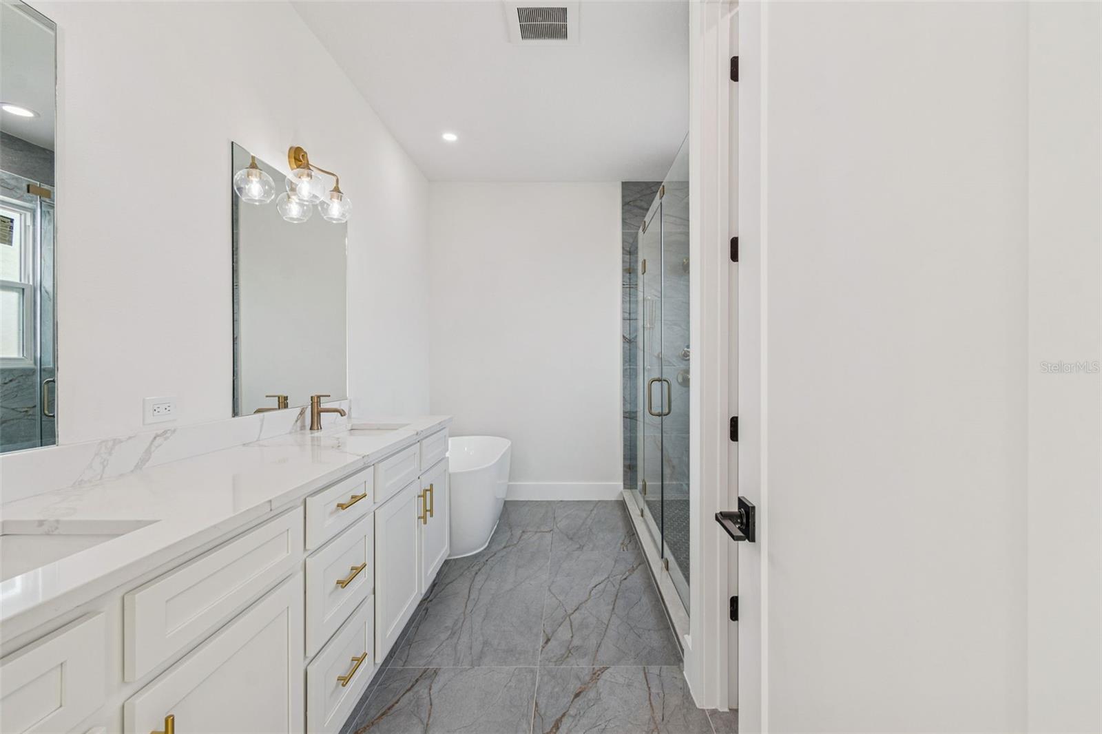 Listing photo id 71 for 1517 27th Avenue