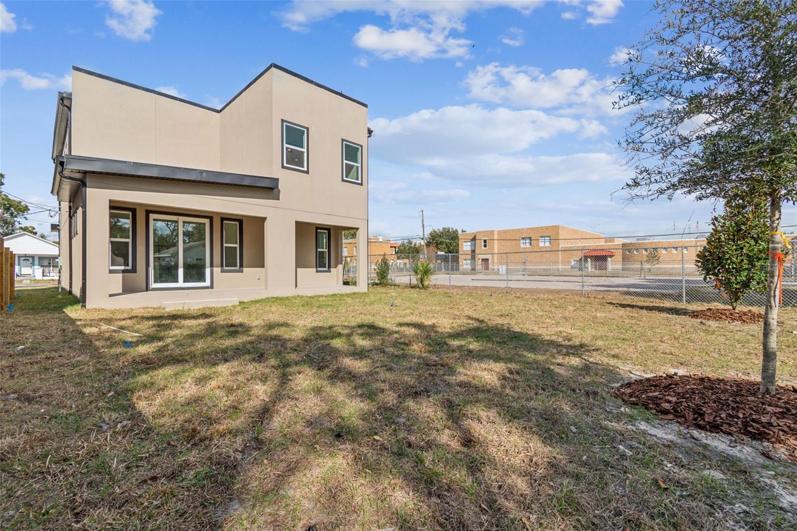 Listing photo id 77 for 1517 27th Avenue