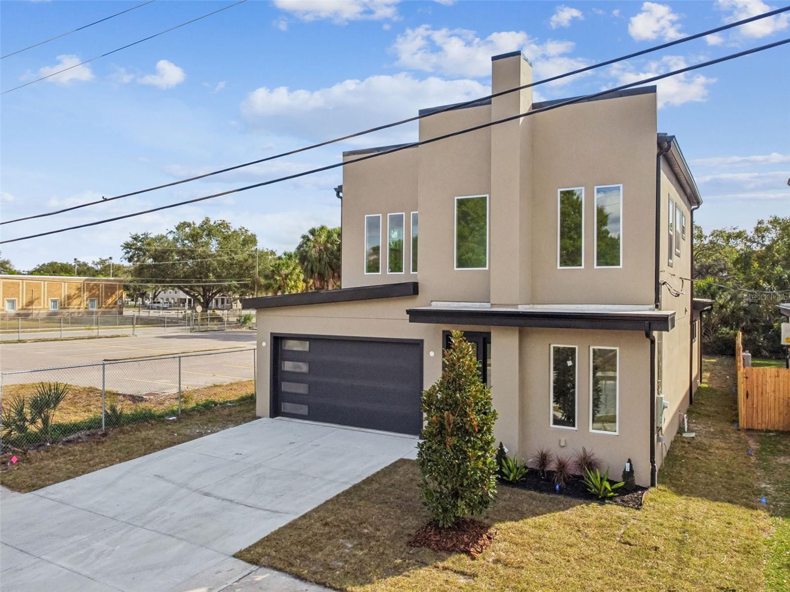 Listing photo id 82 for 1517 27th Avenue