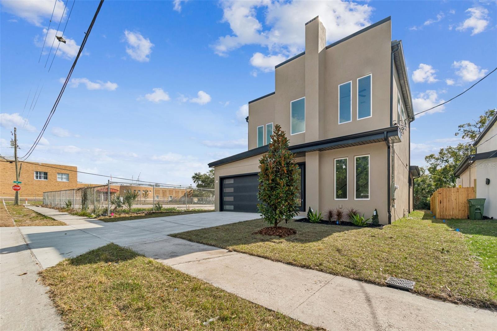 Listing photo id 83 for 1517 27th Avenue