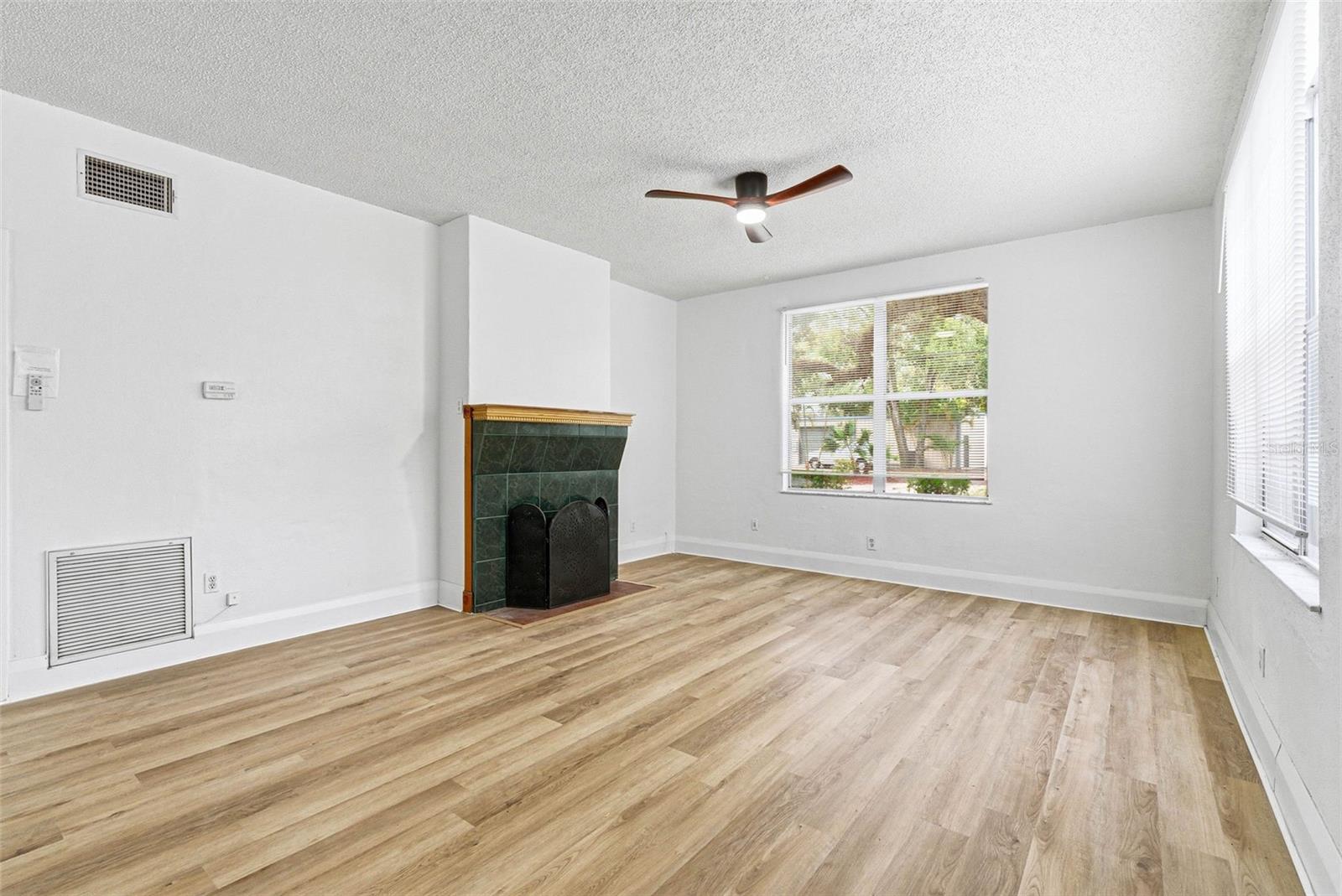 Image 11 of 51 For 1706 4th Avenue E