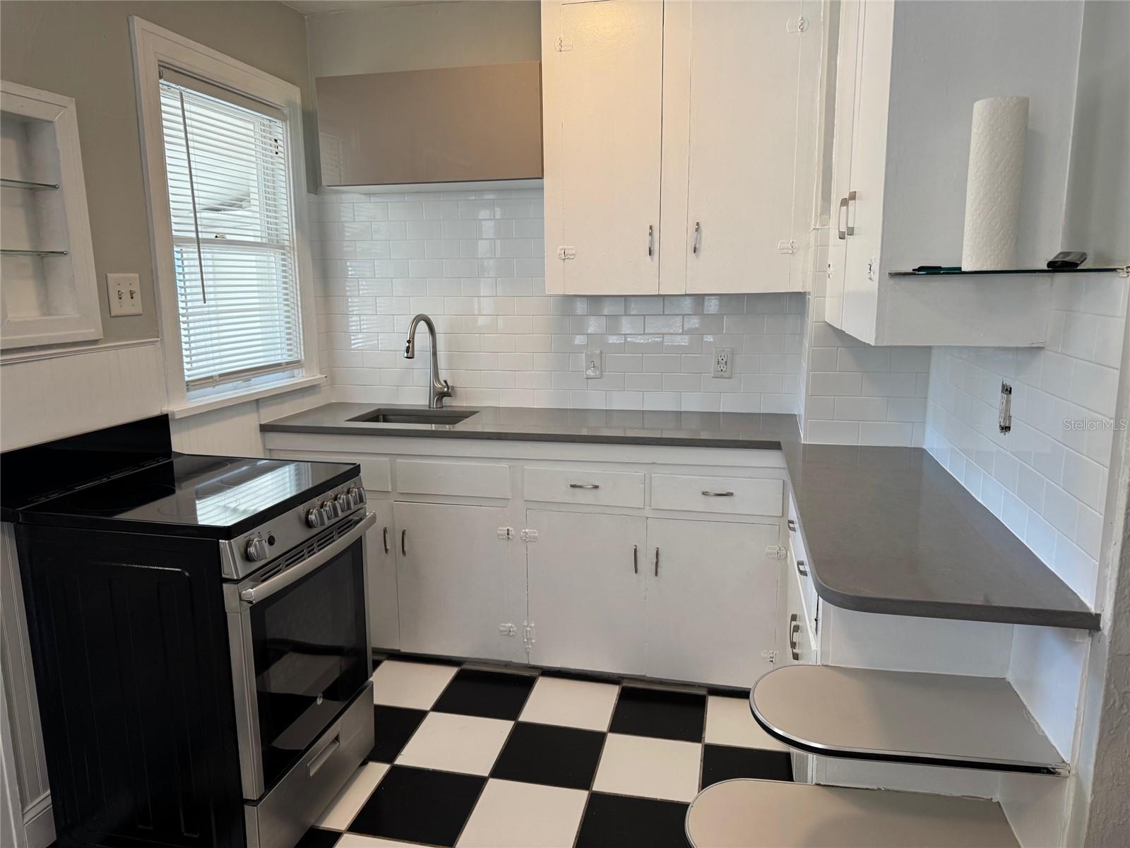 Image 10 of 25 For 2708 9th Avenue N