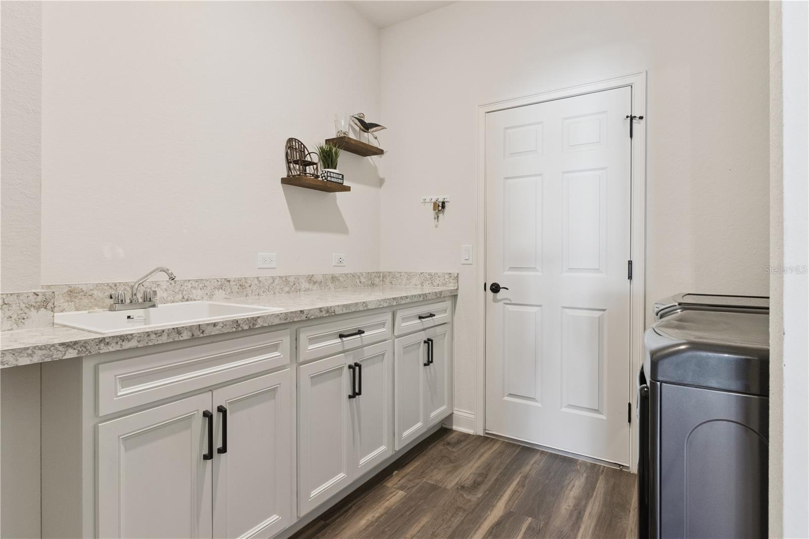 Image 18 of 51 For 6906 Treymont Drive