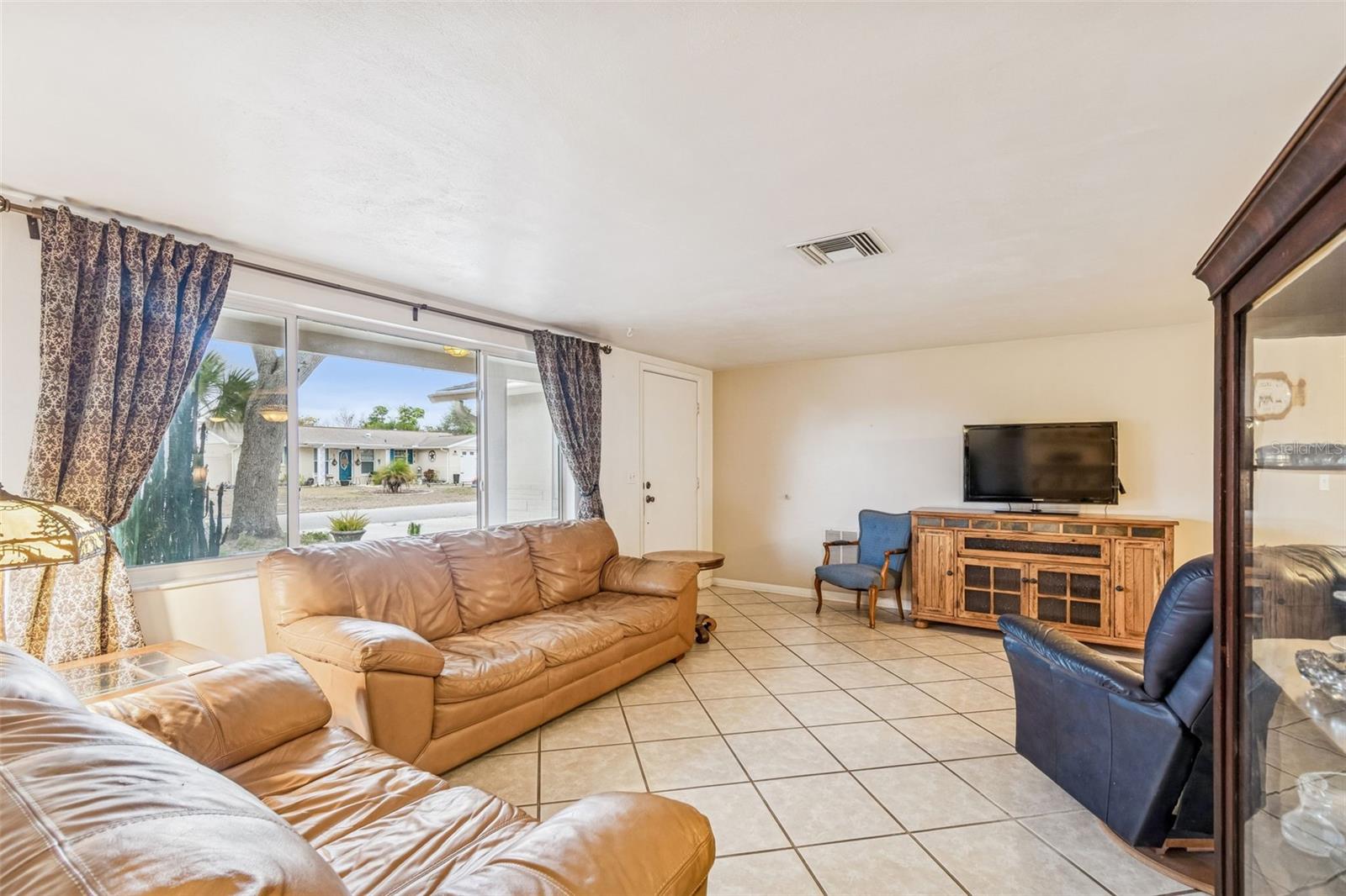 Image 4 of 27 For 7740 Hawthorn Drive