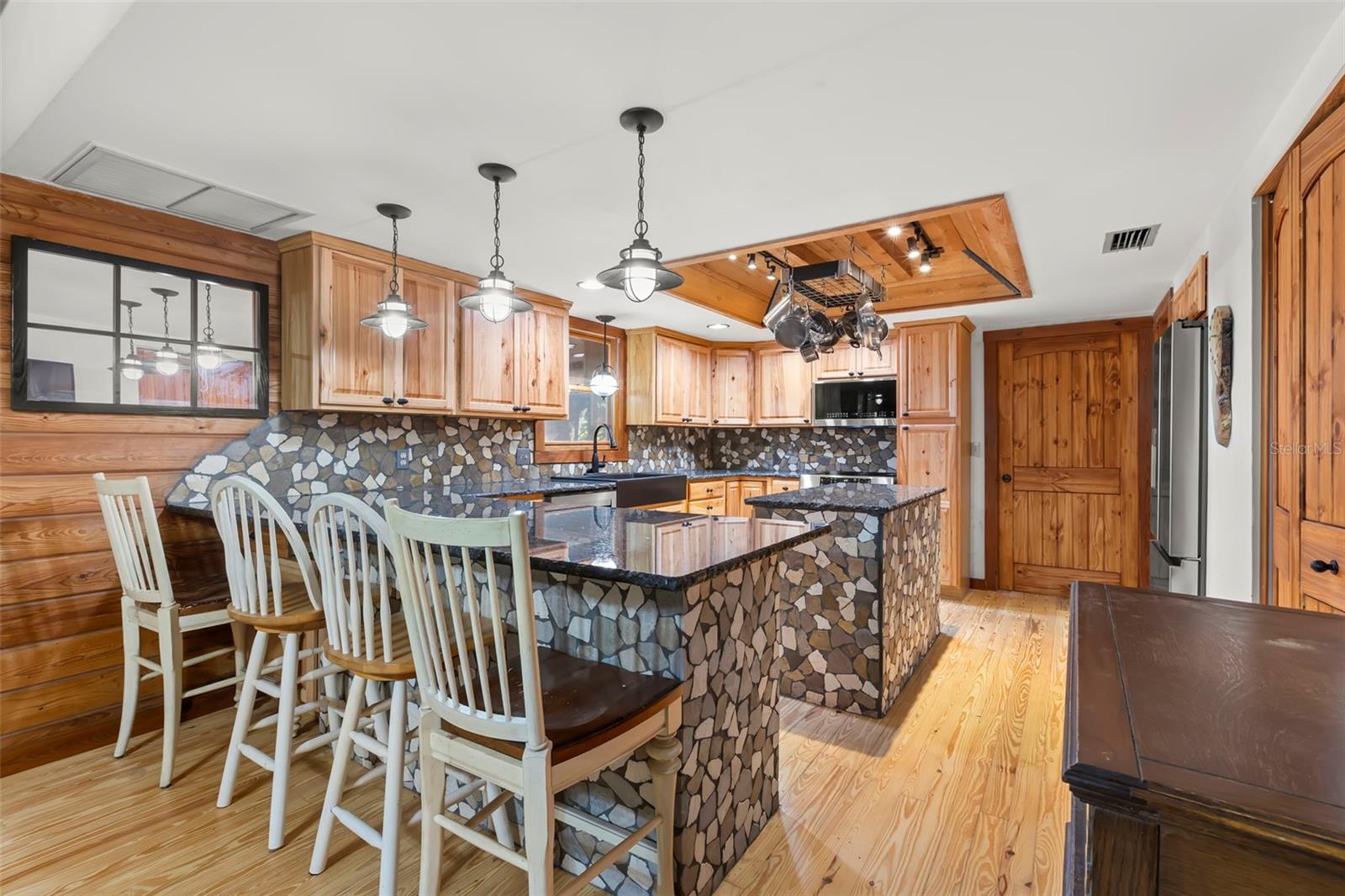 Image 14 of 66 For 809 Cardinal Avenue