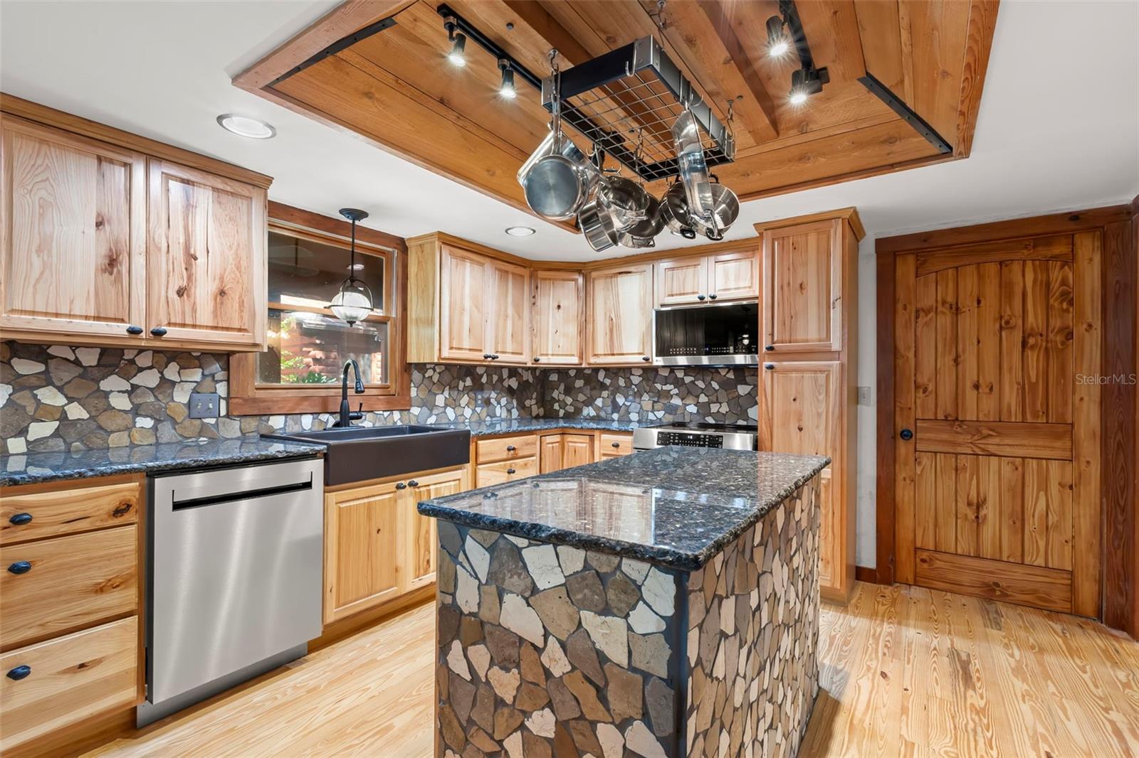 Image 15 of 66 For 809 Cardinal Avenue