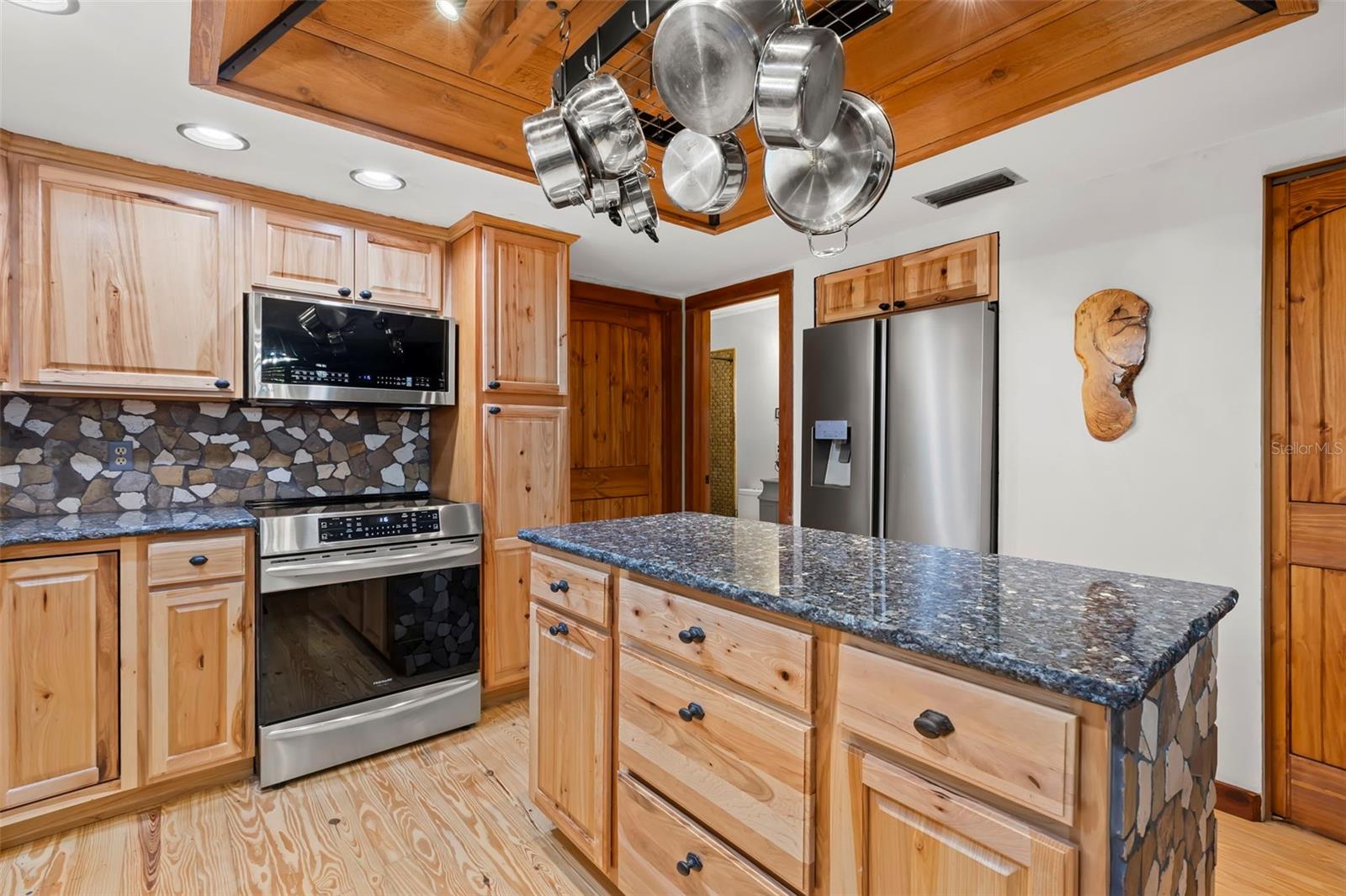 Image 16 of 66 For 809 Cardinal Avenue