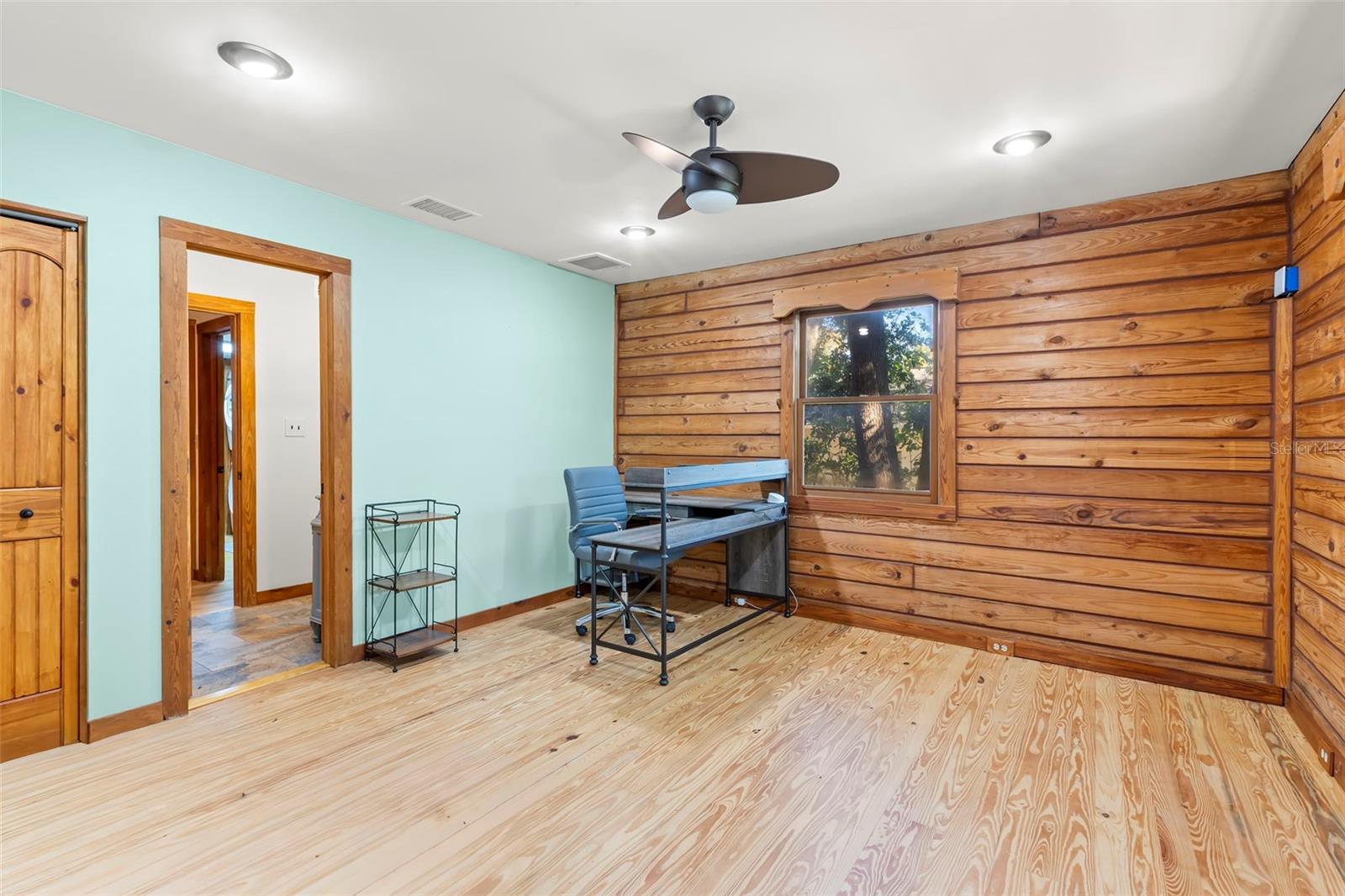 Image 18 of 66 For 809 Cardinal Avenue