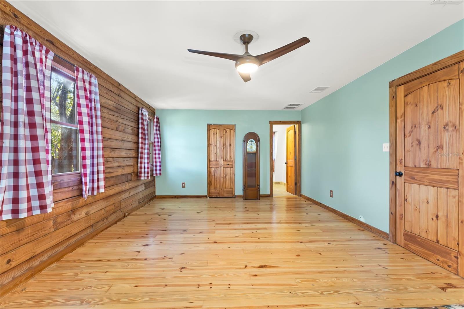 Image 32 of 66 For 809 Cardinal Avenue