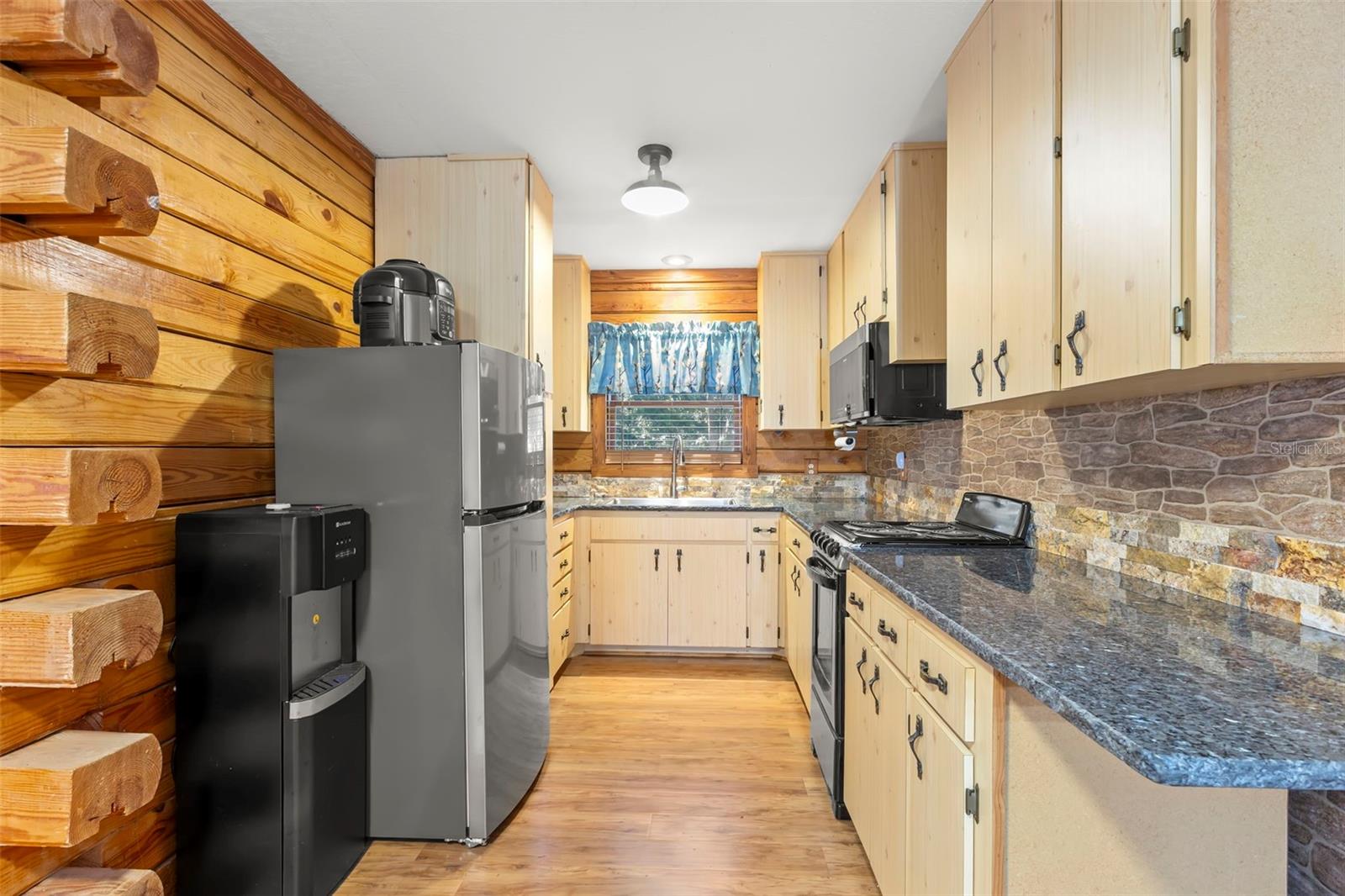 Image 42 of 66 For 809 Cardinal Avenue