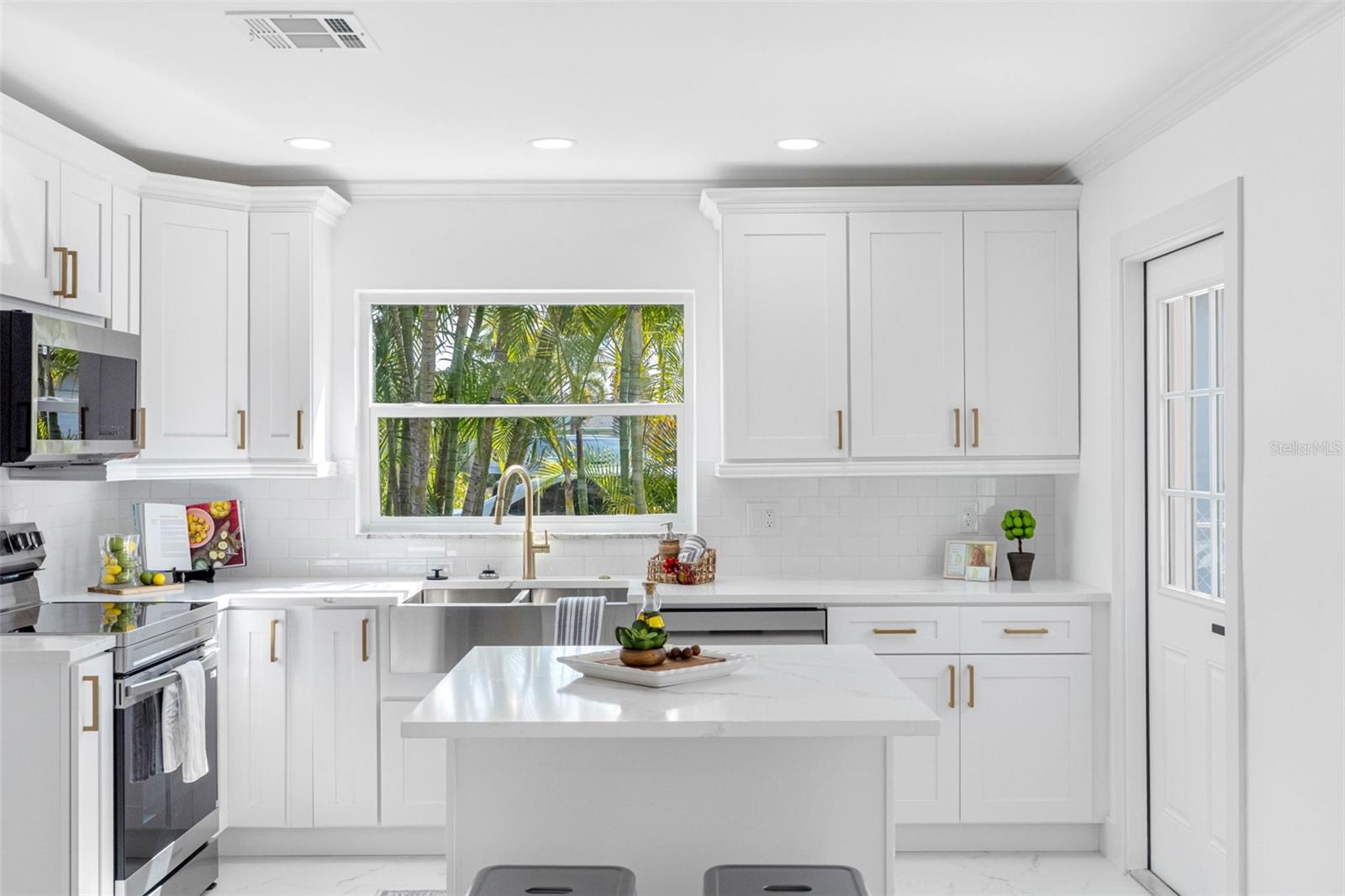 Listing photo id 15 for 785 115th Avenue