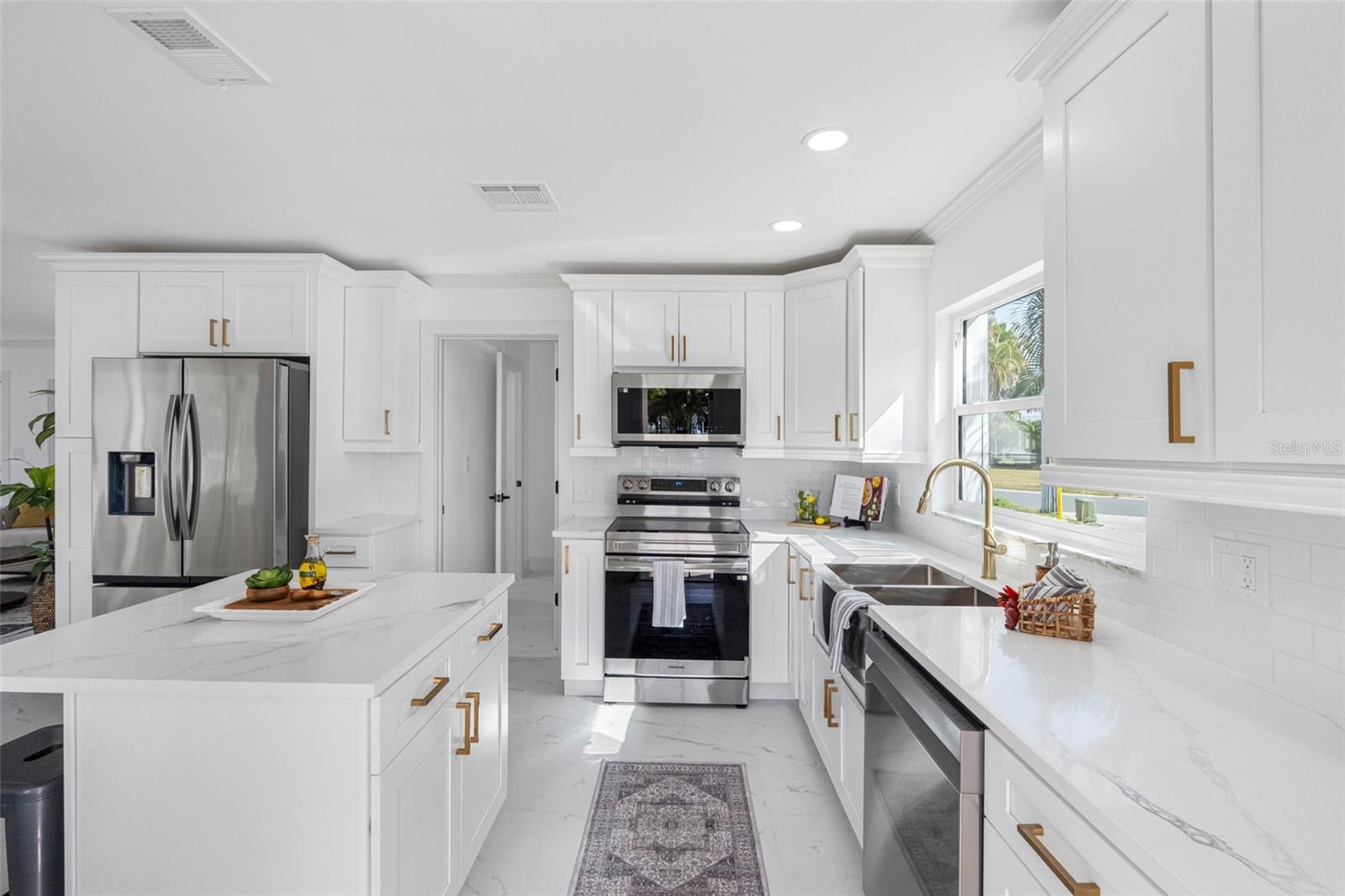 Listing photo id 18 for 785 115th Avenue