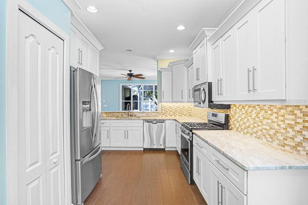 Listing photo id 8 for 9513 West Park Village Drive