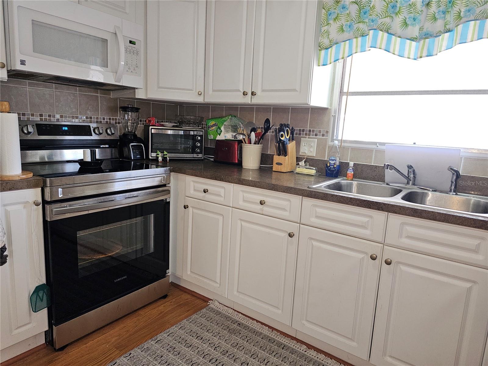 Listing photo id 2 for 18675 Us Highway 19 N 454