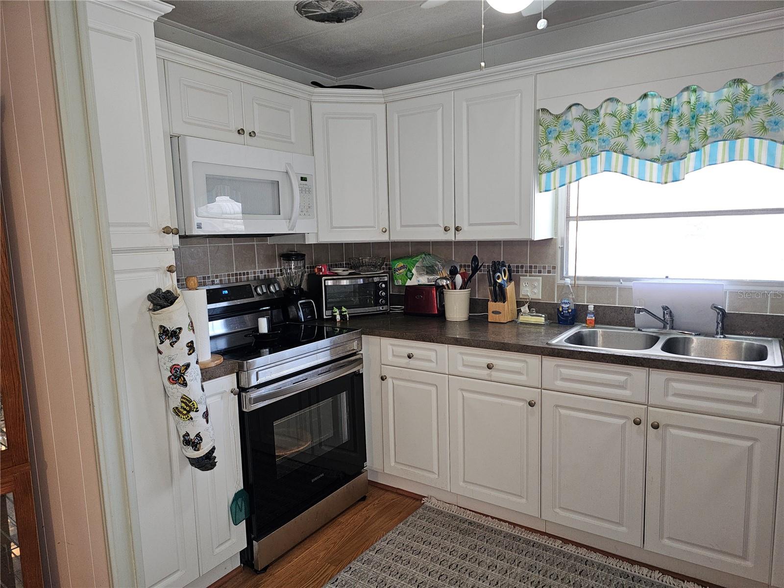 Listing photo id 3 for 18675 Us Highway 19 N 454