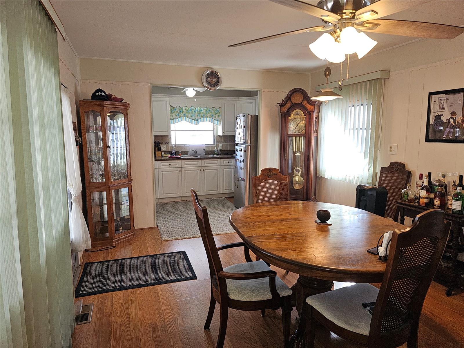 Listing photo id 5 for 18675 Us Highway 19 N 454