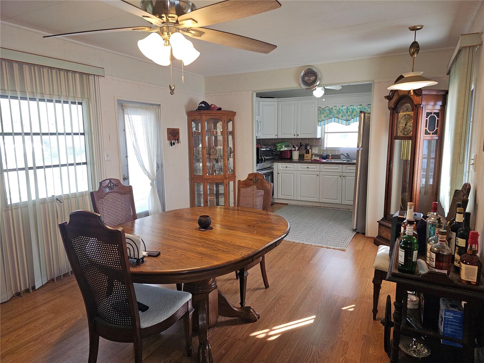 Listing photo id 6 for 18675 Us Highway 19 N 454