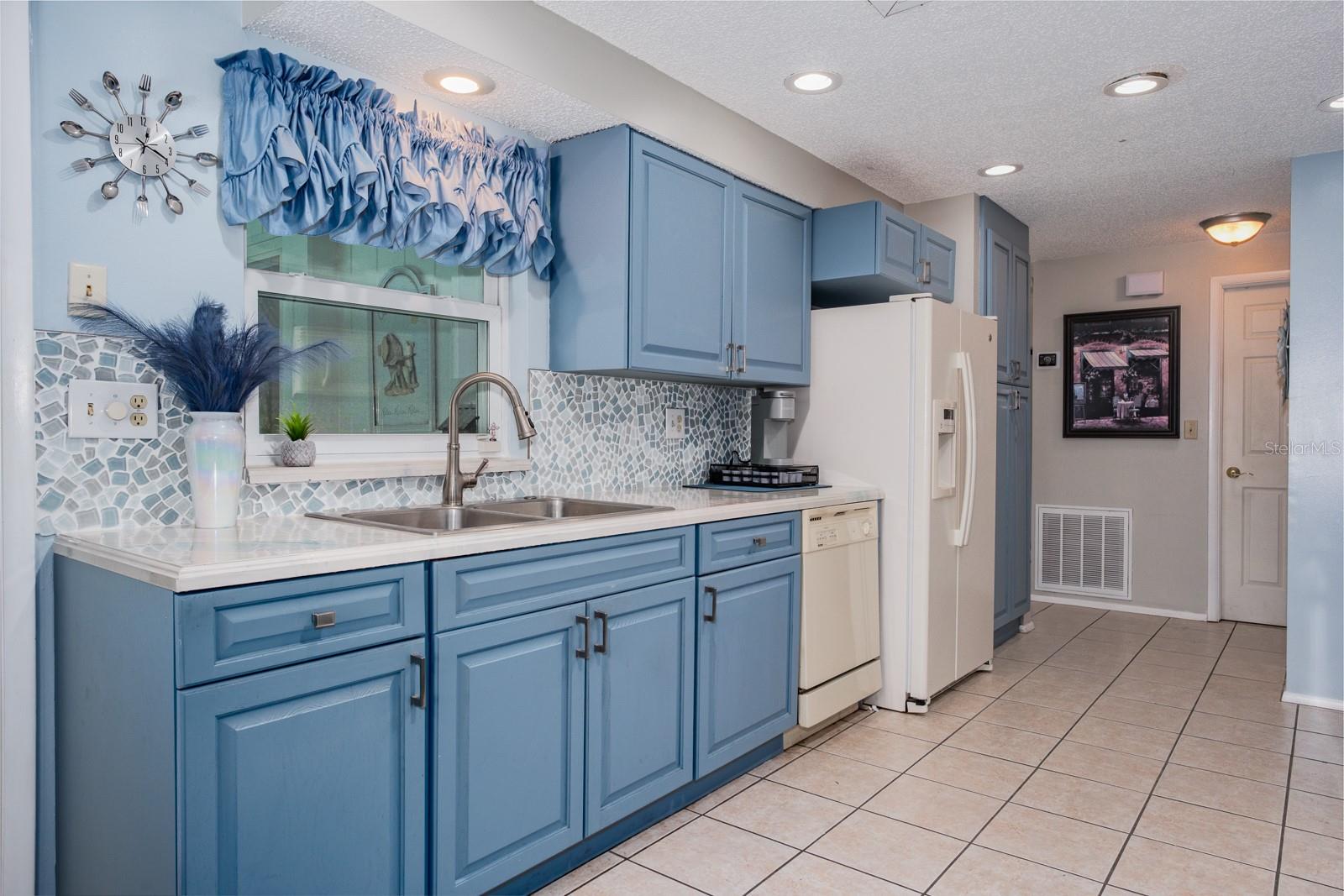 Image 27 of 74 For 501 Lakeview Drive