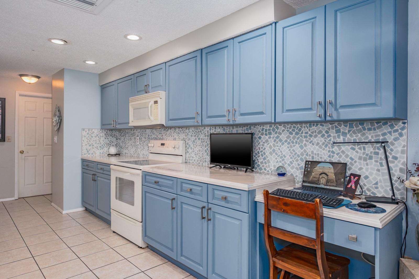 Image 28 of 74 For 501 Lakeview Drive