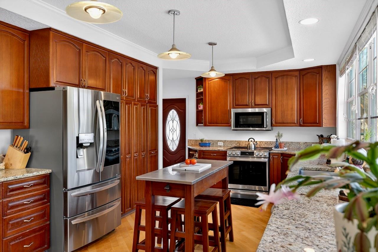 Image 10 of 63 For 5900 Bayview Circle S