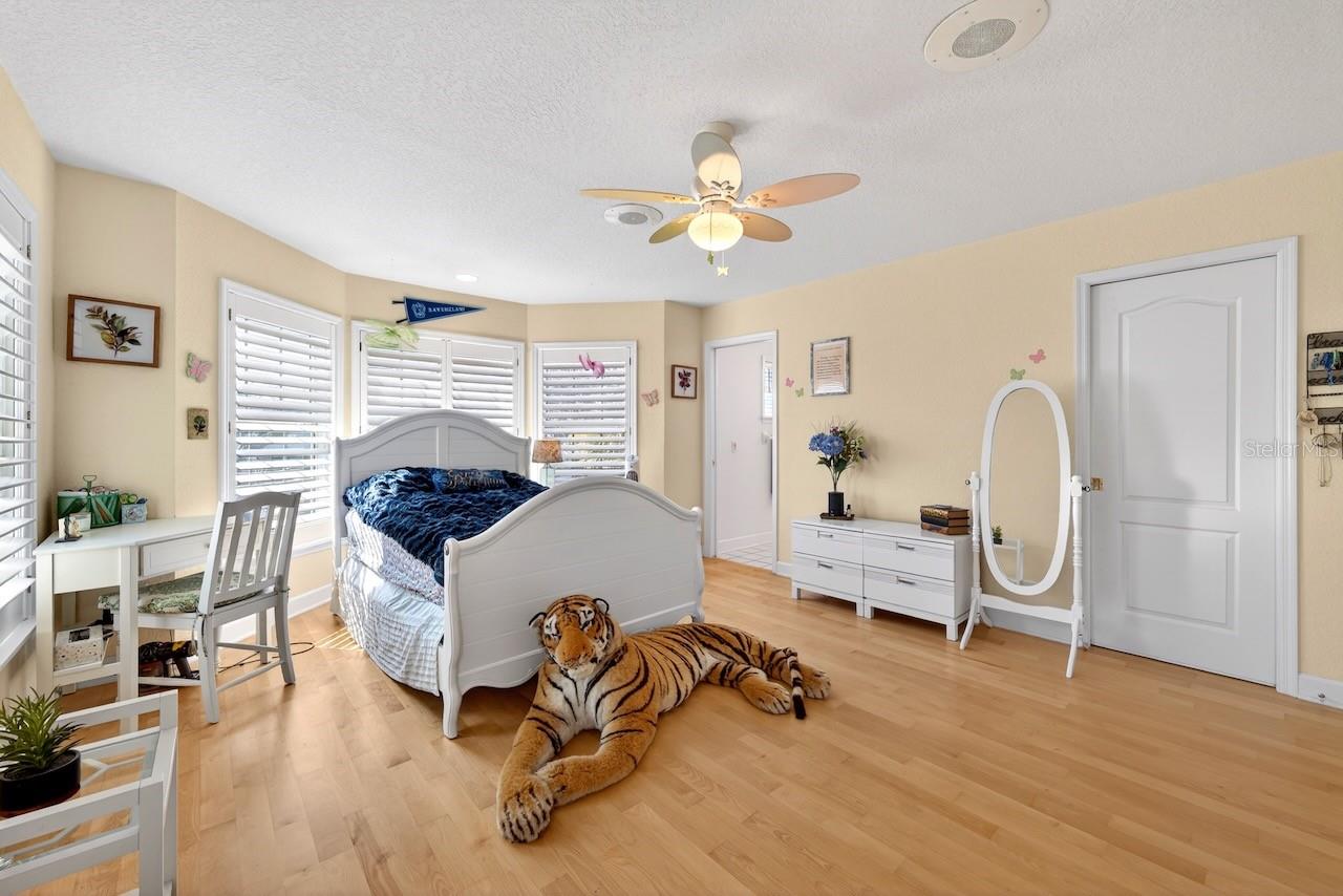 Image 32 of 63 For 5900 Bayview Circle S