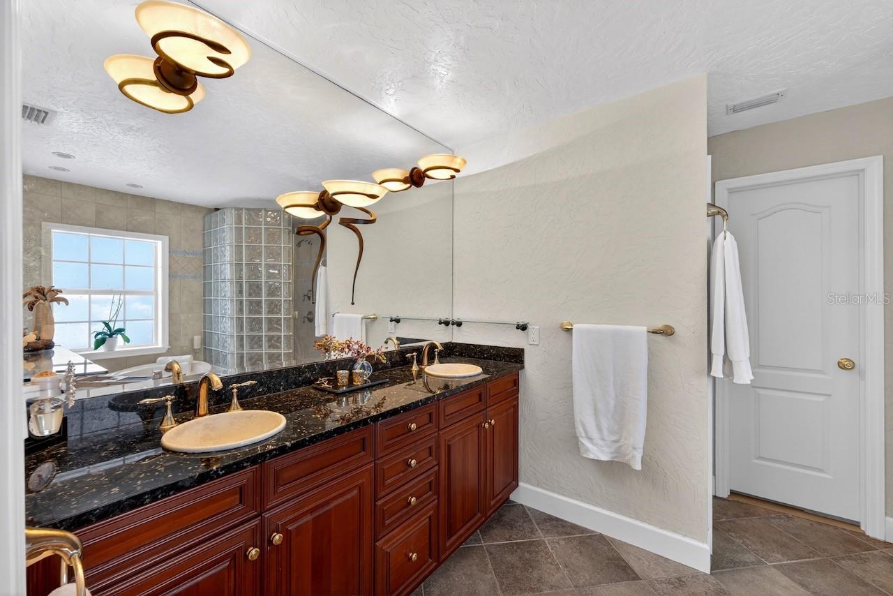 Image 40 of 63 For 5900 Bayview Circle S