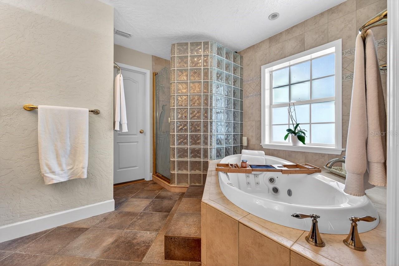 Image 41 of 63 For 5900 Bayview Circle S