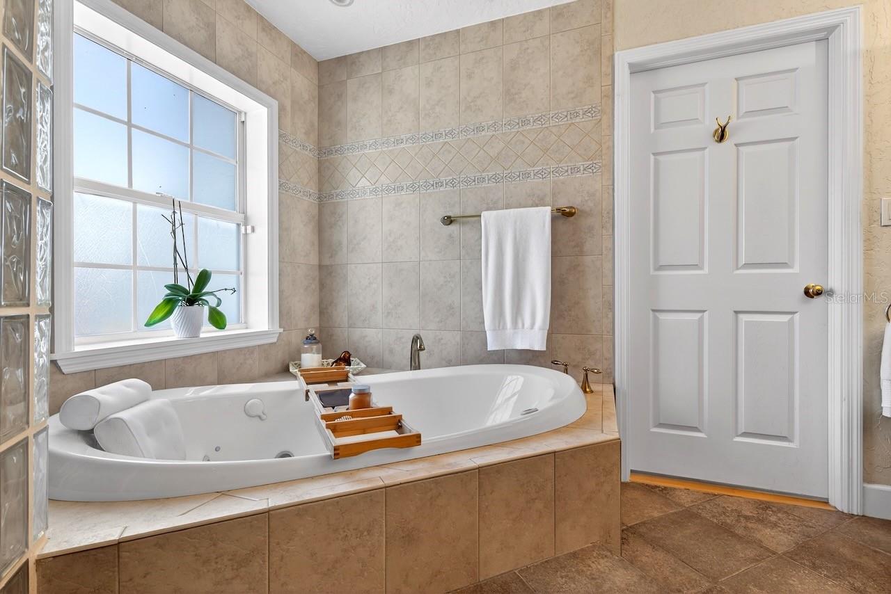 Image 42 of 63 For 5900 Bayview Circle S