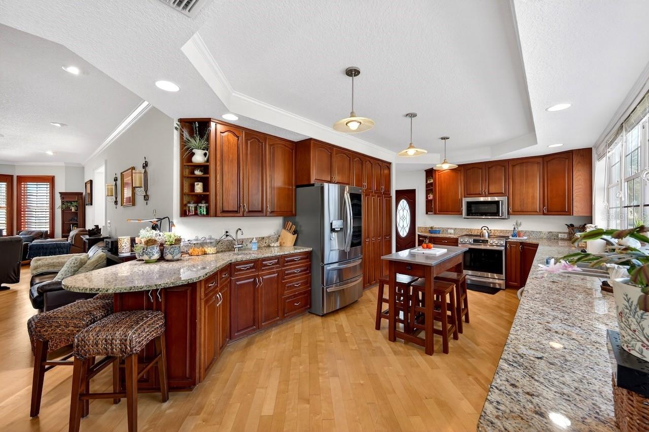 Image 7 of 63 For 5900 Bayview Circle S