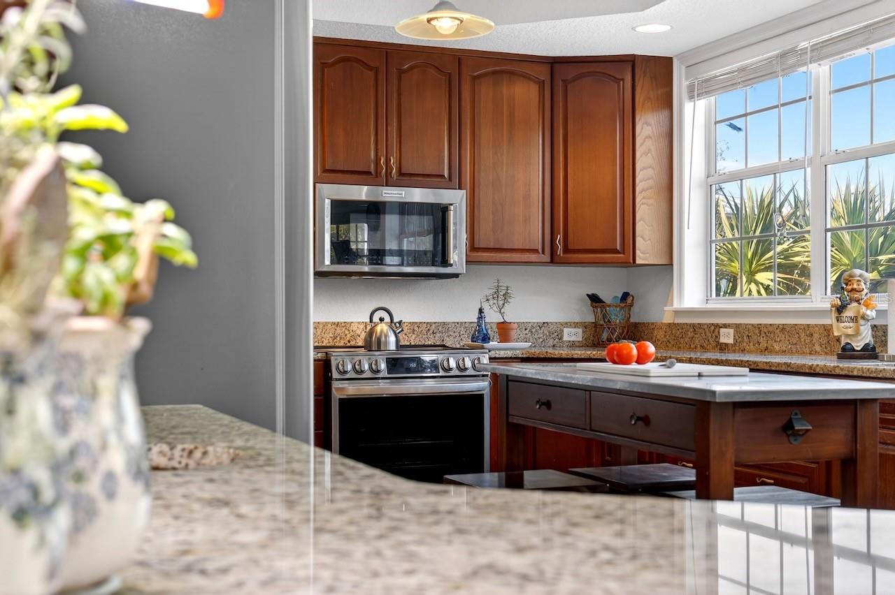 Image 8 of 63 For 5900 Bayview Circle S