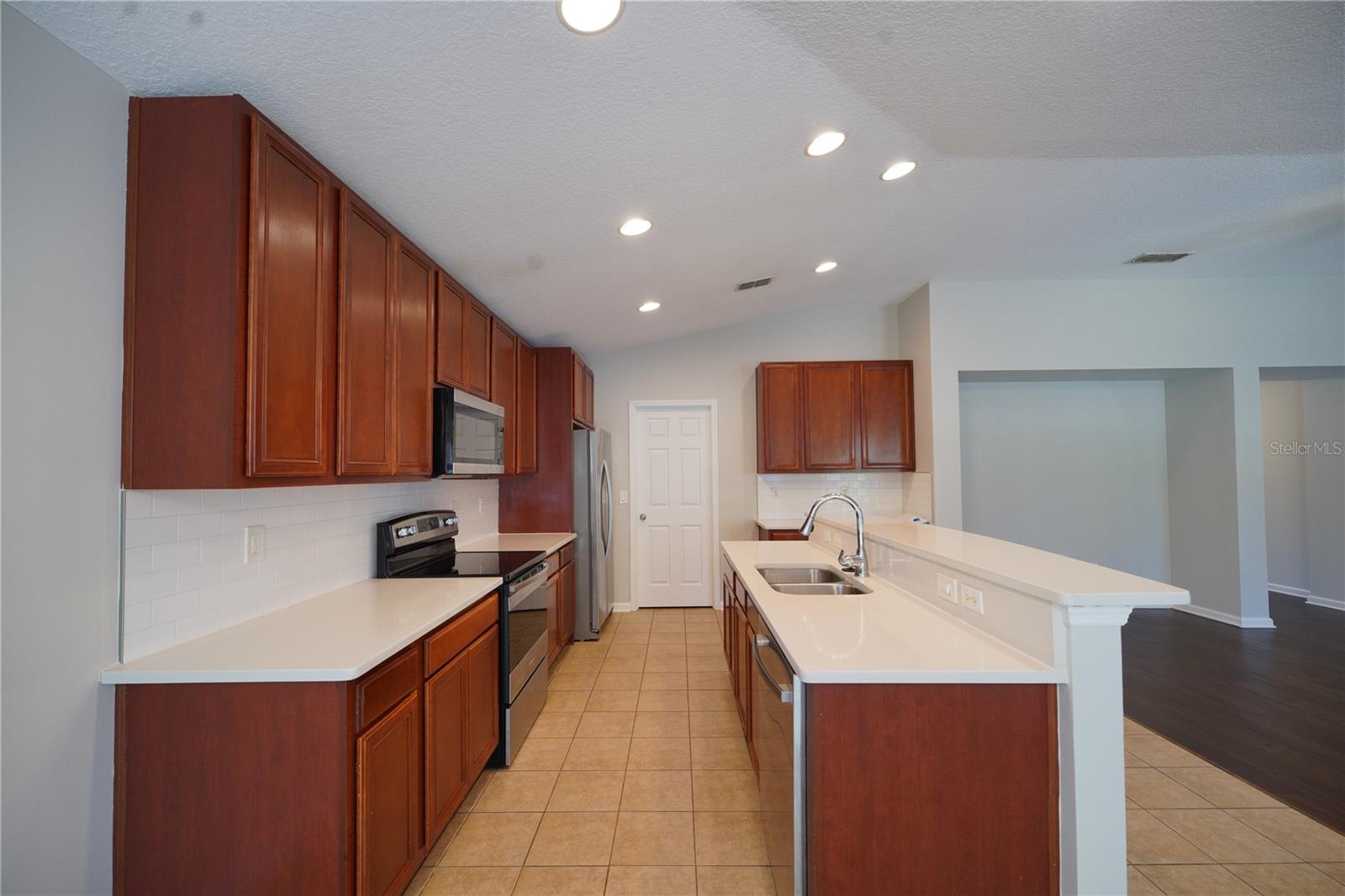 Listing photo id 5 for 3919 Marsh Bluff Drive