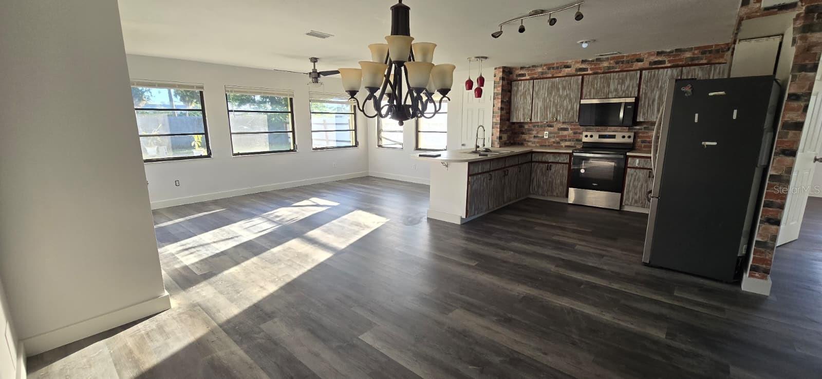 Image 2 of 16 For 1174 Victoria Avenue