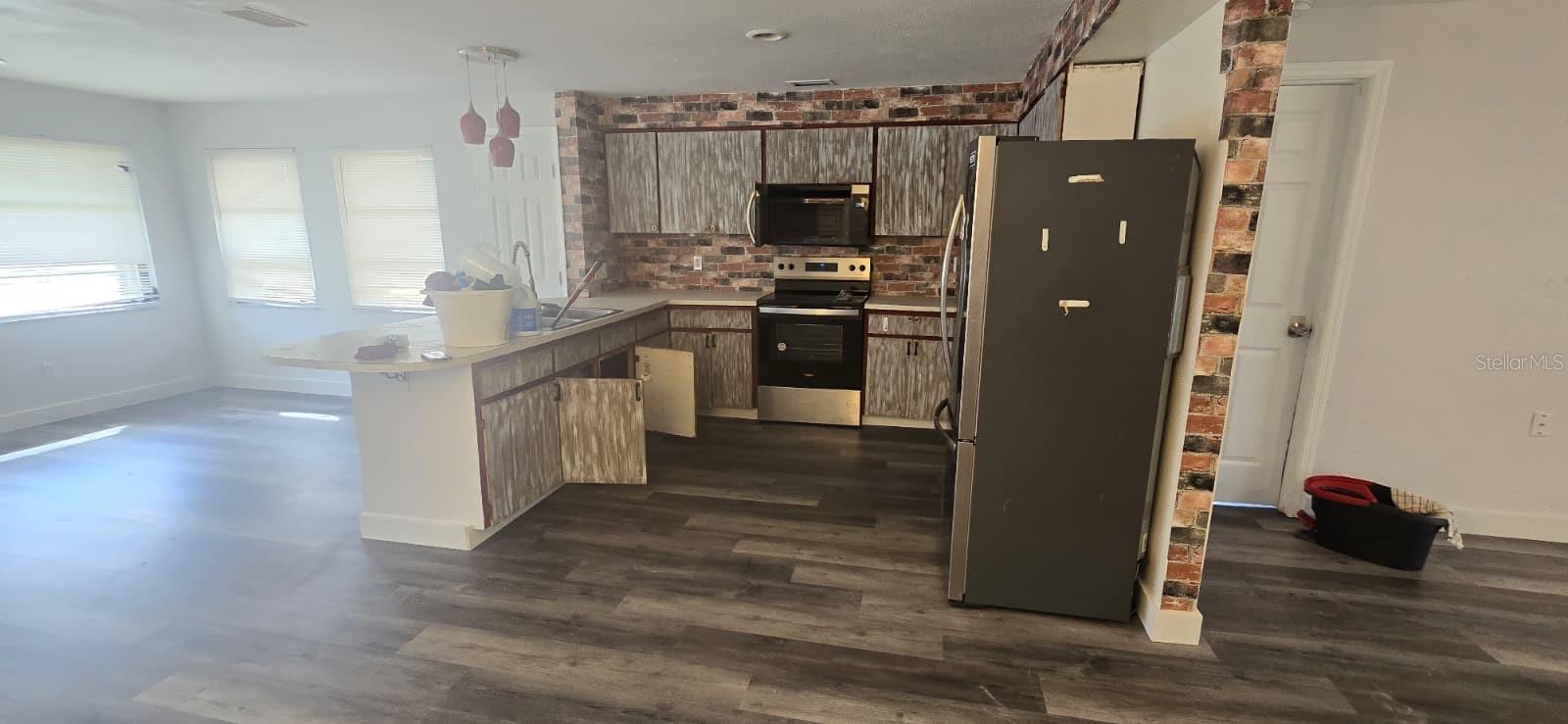 Image 4 of 16 For 1174 Victoria Avenue