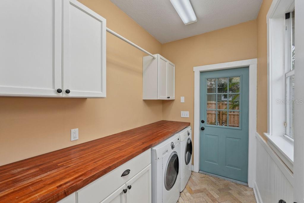 Listing photo id 12 for 4102 Central Avenue