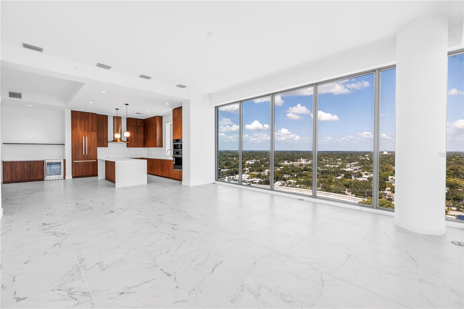 Listing photo id 8 for 777 3rd Avenue N 1703